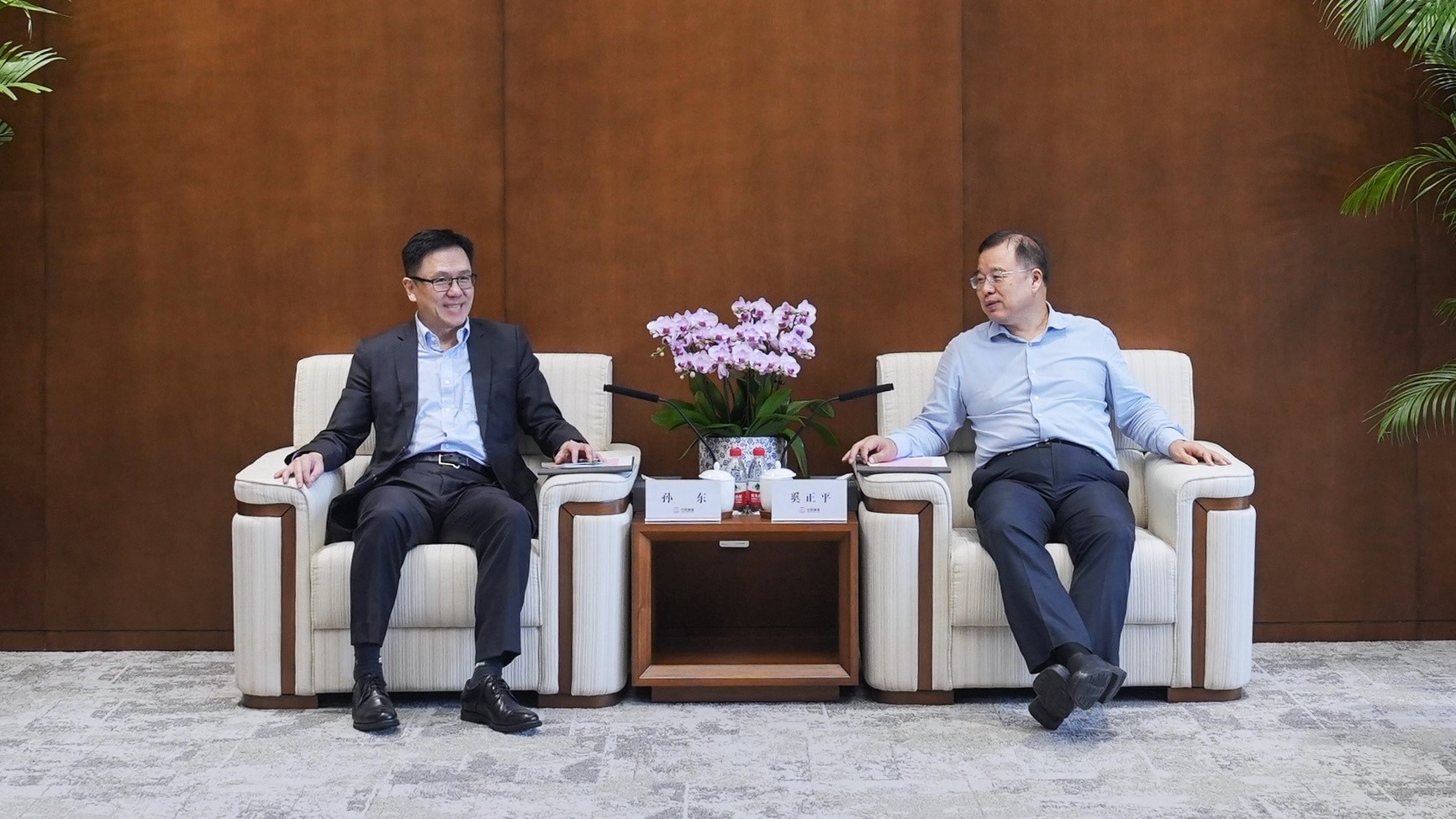 奚正平董事長會見香港特區(qū)政府創(chuàng)新科技及工業(yè)局局長孫東
